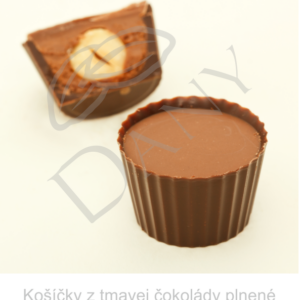 Pralinky-Kosícky-z-tmavej-cokolady-plnene-nugatom-a-celym-lieskovym-orieskom