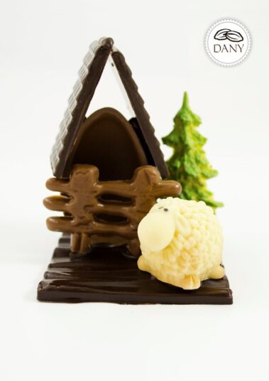 Čokoládová figúrka - OVEČKA s košiarom (biela, mliečna, tmavá čokoláda)