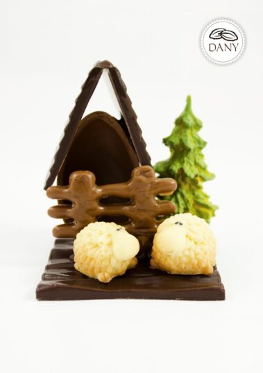 Čokoládová figúrka - OVEČKY s košiarom (biela, mliečna, tmavá čokoláda)